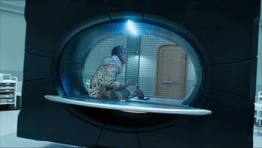 Lyra being severed from her daemon, showing a big machinery